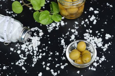 Tuz ile organik yeşil zeytin