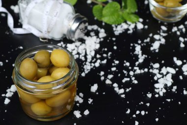 Tuz ile organik yeşil zeytin