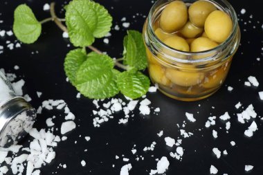 Tuz ile organik yeşil zeytin