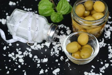 Tuz ile organik yeşil zeytin