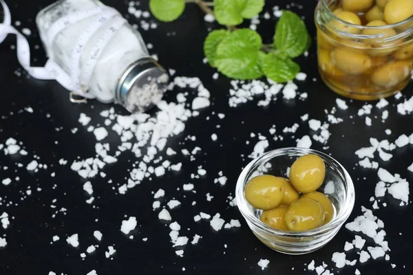 Tuz ile organik yeşil zeytin