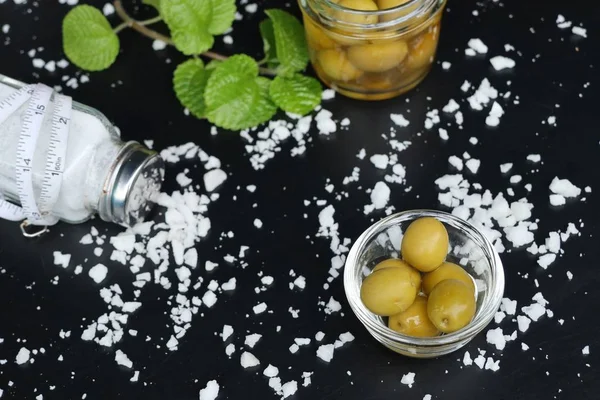 Tuz ile organik yeşil zeytin