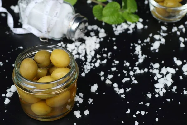 Tuz ile organik yeşil zeytin