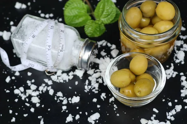 Tuz ile organik yeşil zeytin