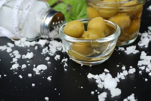 Tuz ile organik yeşil zeytin