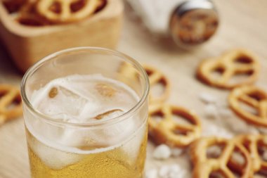 Bira ile tuzlu kraker