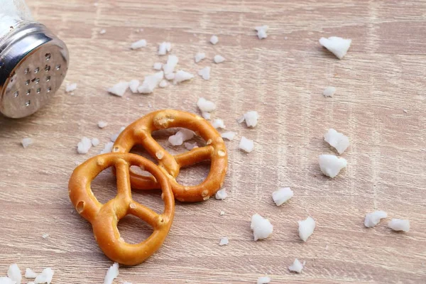 Gezouten pretzels met bier — Stockfoto