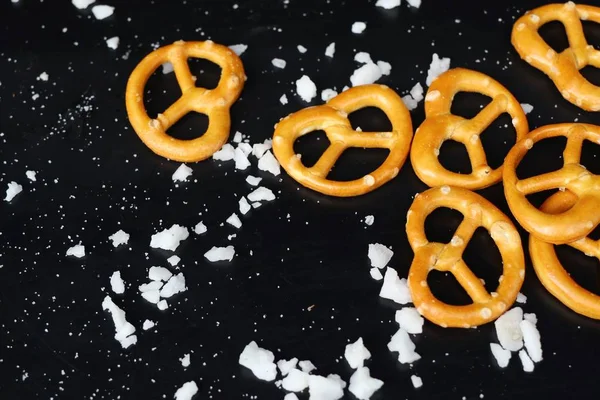 Pretzel salati con birra — Foto Stock