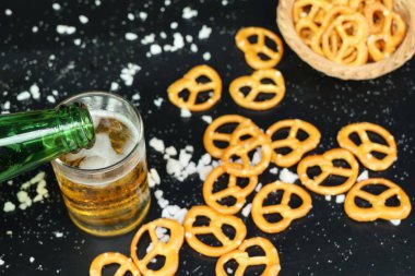 Bira ile tuzlu kraker