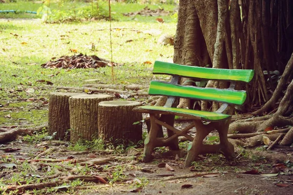 Banco en el parque — Foto de Stock