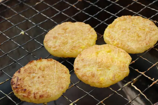 Arroz pegajoso grelhado com ovo — Fotografia de Stock