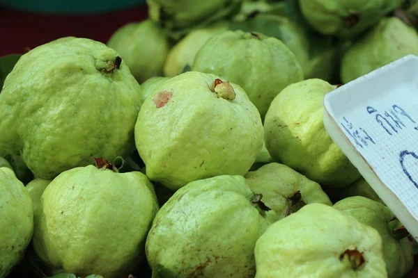 Ovoce guava v pouliční stánky s jídlem — Stock fotografie