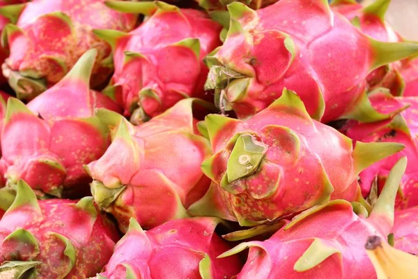 Fruto de dragão em estrada de rua — Fotografia de Stock