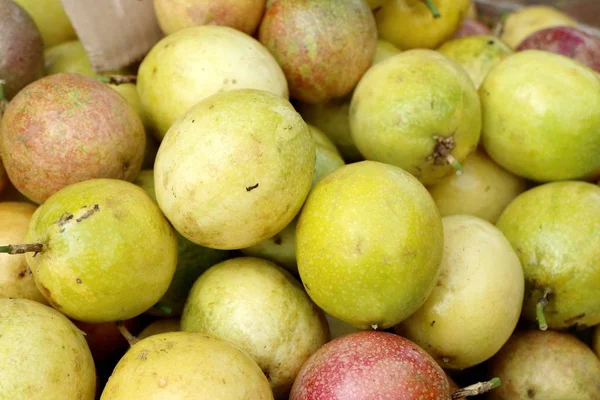 Passion fruit in street food — Stock Photo, Image