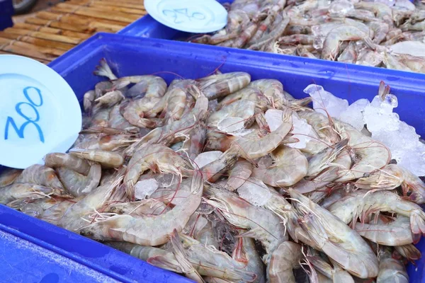 Crevettes fraîches au marché — Photo