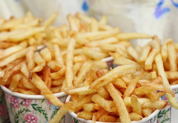 Batatas fritas em comida de rua — Fotografia de Stock