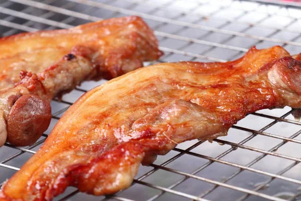 Gebakken varkensvlees op straat eten — Stockfoto