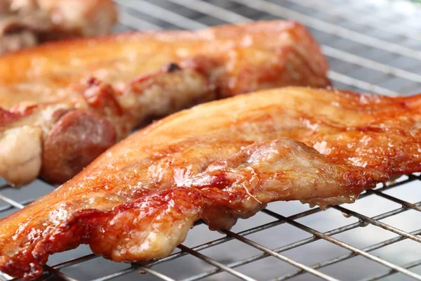 Gebakken varkensvlees op straat eten — Stockfoto