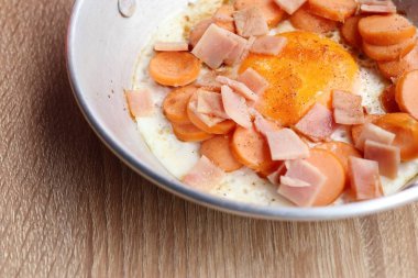 kızarmış yumurta Topingler ile pan