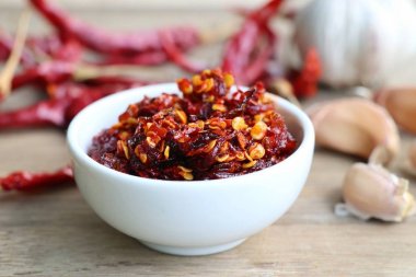 biber salça sarımsak ile