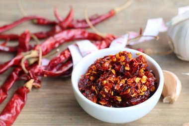 biber salça sarımsak ile