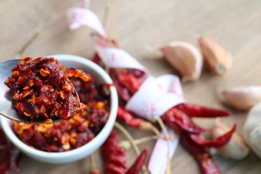 biber salça sarımsak ile