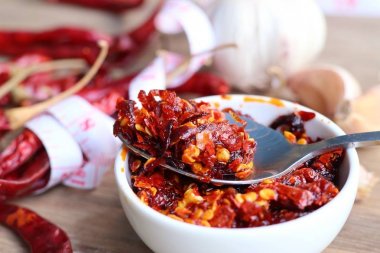 biber salça sarımsak ile