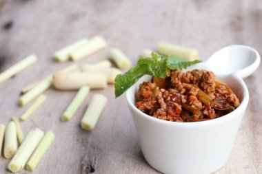 Acılı baharatlı kıyılmış domuz eti