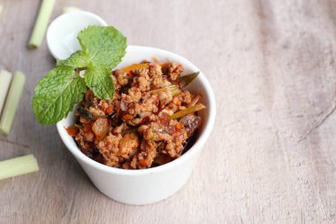 Acılı baharatlı kıyılmış domuz eti