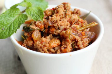 Acılı baharatlı kıyılmış domuz eti