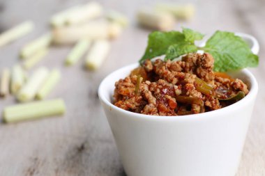 Acılı baharatlı kıyılmış domuz eti