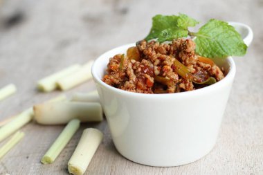 Acılı baharatlı kıyılmış domuz eti