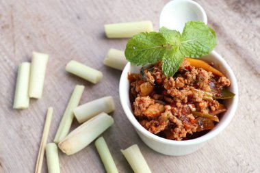 Acılı baharatlı kıyılmış domuz eti