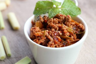 Acılı baharatlı kıyılmış domuz eti