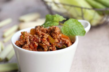 Acılı baharatlı kıyılmış domuz eti