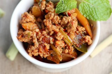 Acılı baharatlı kıyılmış domuz eti