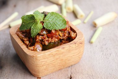 Acılı baharatlı kıyılmış domuz eti