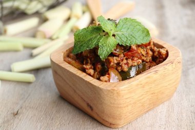 Acılı baharatlı kıyılmış domuz eti