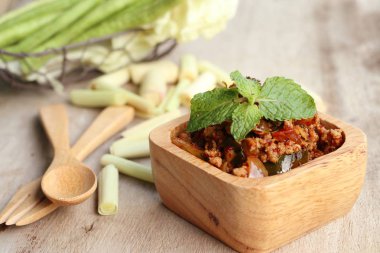 Acılı baharatlı kıyılmış domuz eti