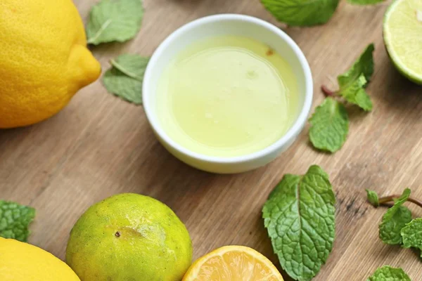 Zitronensaft mit frischen — Stockfoto