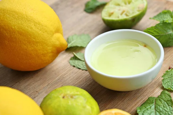 Zitronensaft mit frischen — Stockfoto