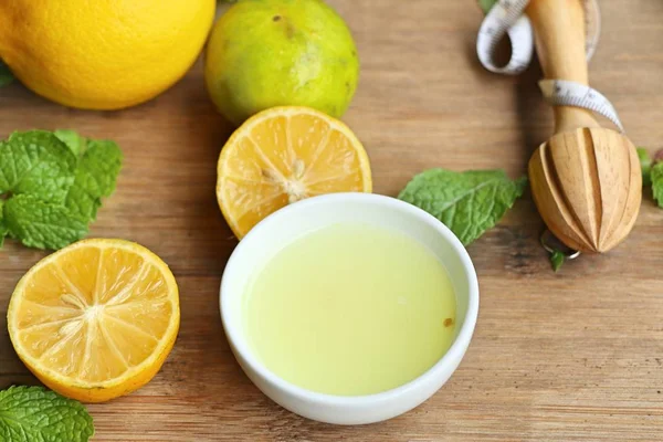 Zitronensaft mit frischen — Stockfoto