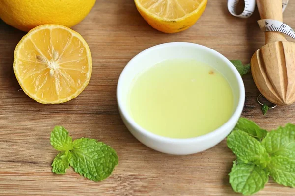 Zitronensaft mit frischen — Stockfoto