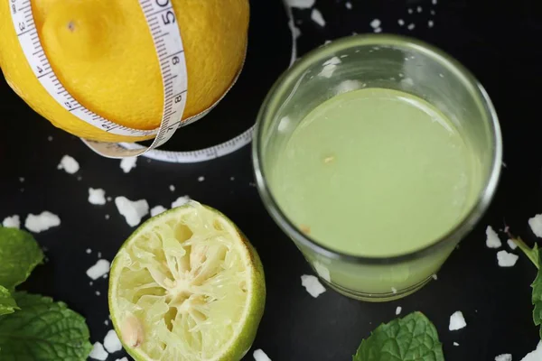 Лимонний сік зі свіжим — стокове фото