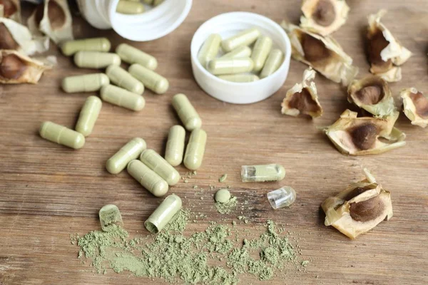 Moringa Kapseln mit getrockneten — Stockfoto