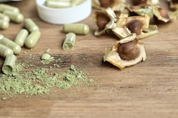 Cápsulas de moringa con seco — Foto de Stock