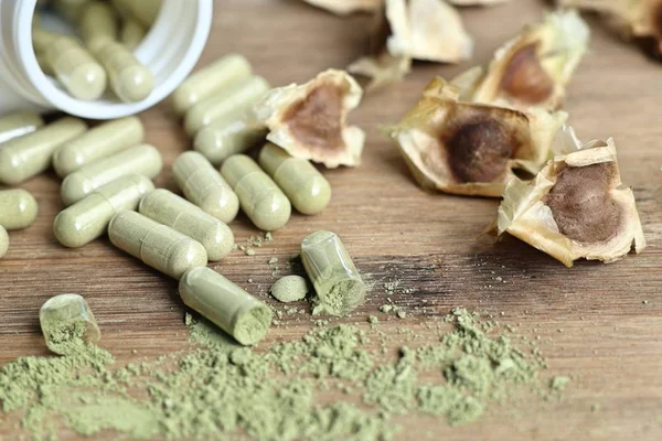 Cápsulas de moringa com seco — Fotografia de Stock