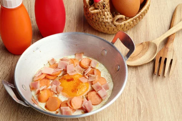Kızarmış yumurta Topingler ile pan — Stok fotoğraf