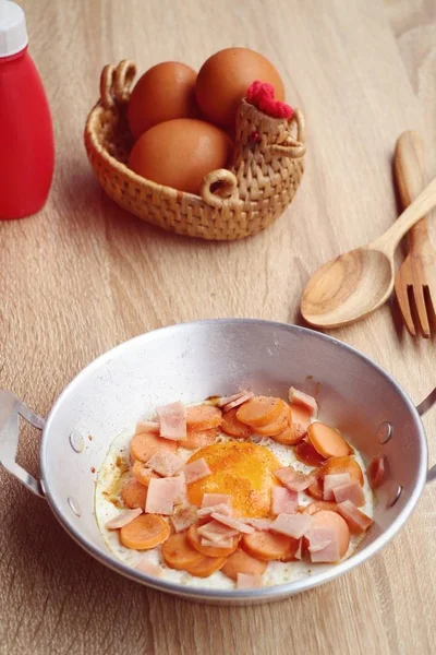 Pfanne Spiegelei mit Garnierungen — Stockfoto