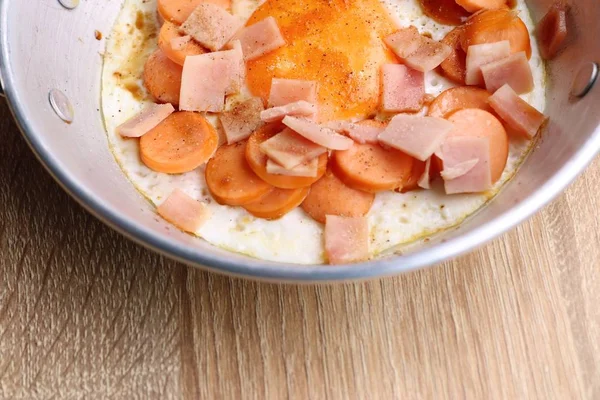 kızarmış yumurta Topingler ile pan